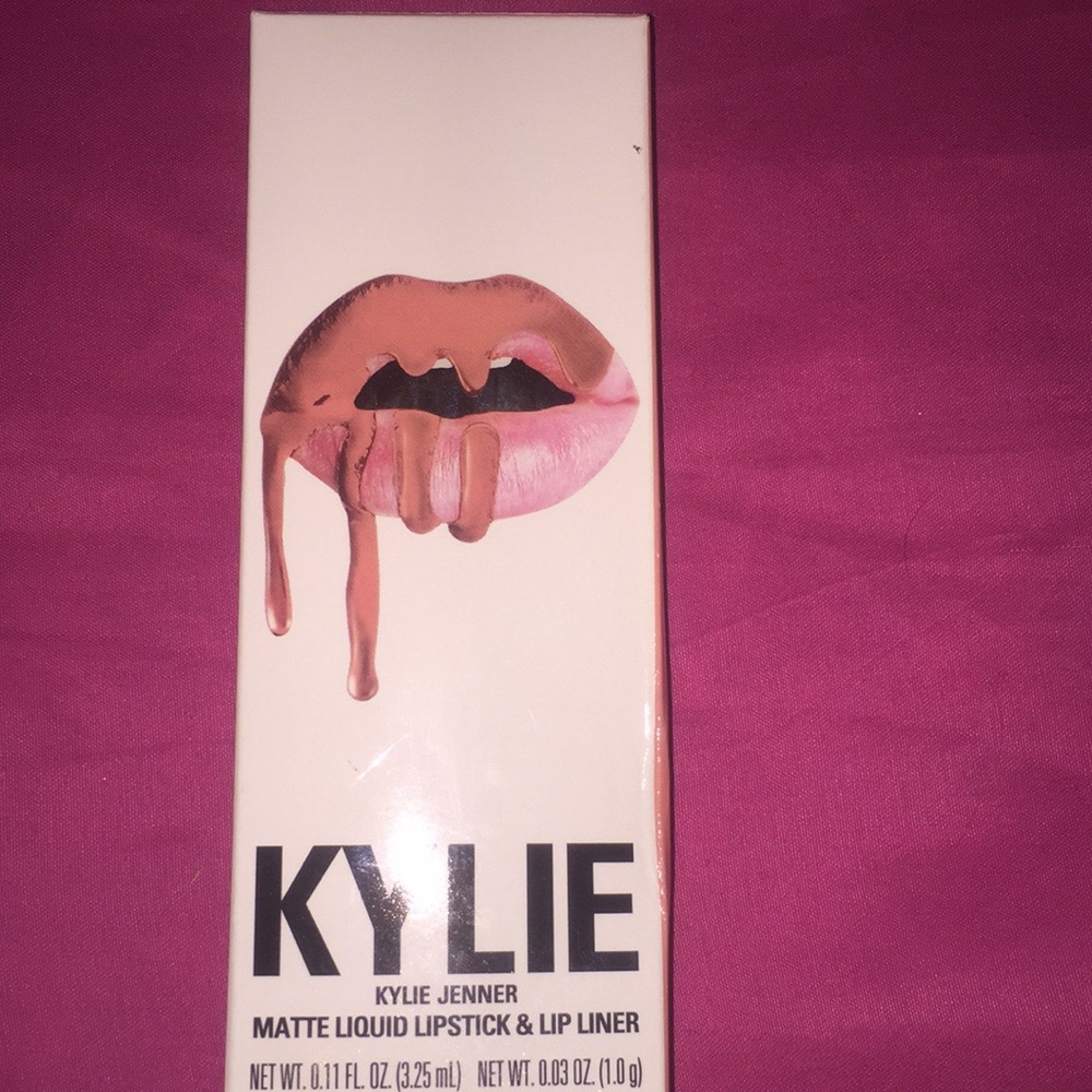 Kylie Jenner lip kit . Apricot